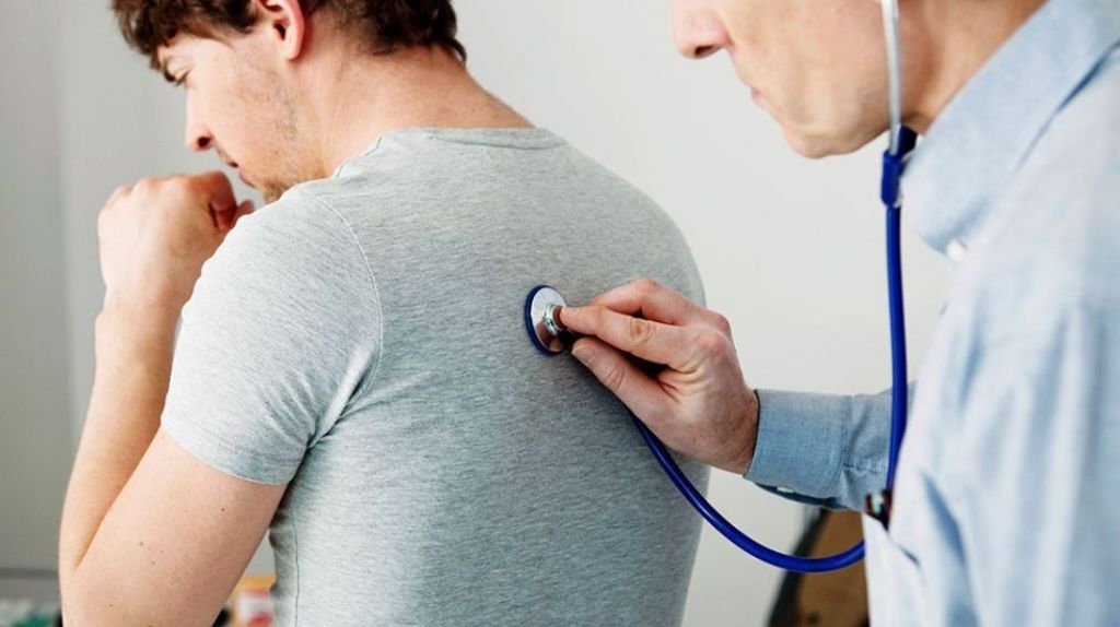  Foto: Hombre expulsa impresionante co&aacute;gulo de sangre tras ataque de tos 