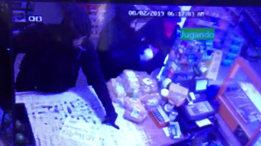  Video del momento en que 3 mujeres con armas de fuego asaltan un colmado en Carolina 