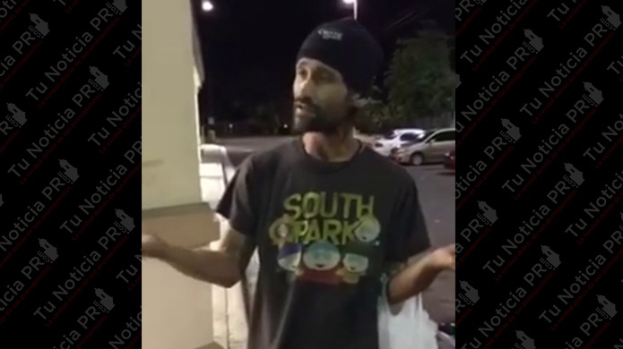 Indigente en Vega Baja sorprende cantando  con voz angelical