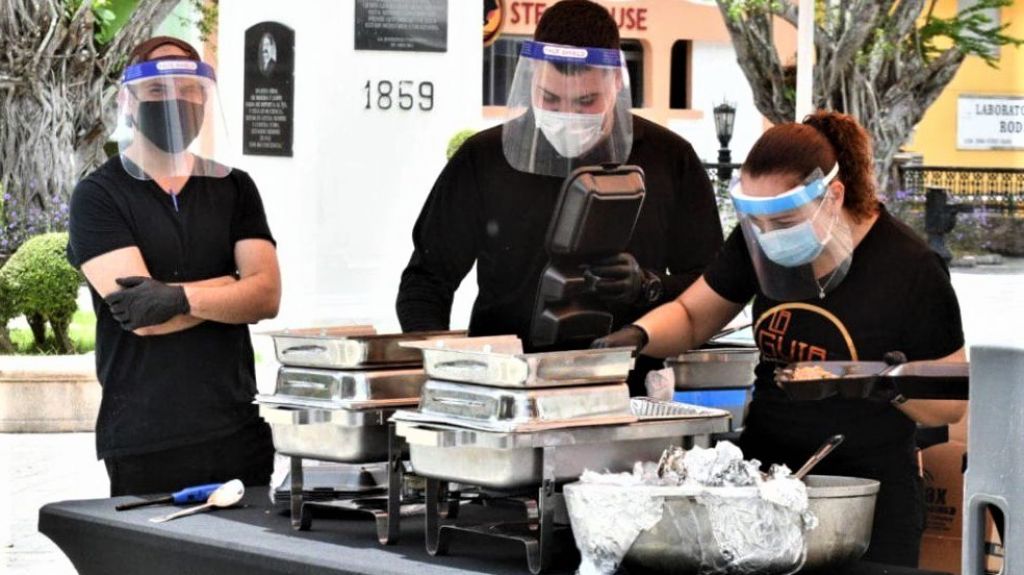  Municipio de Arecibo reparte 1,500 platos de comida con la ayuda de restaurantes locales 