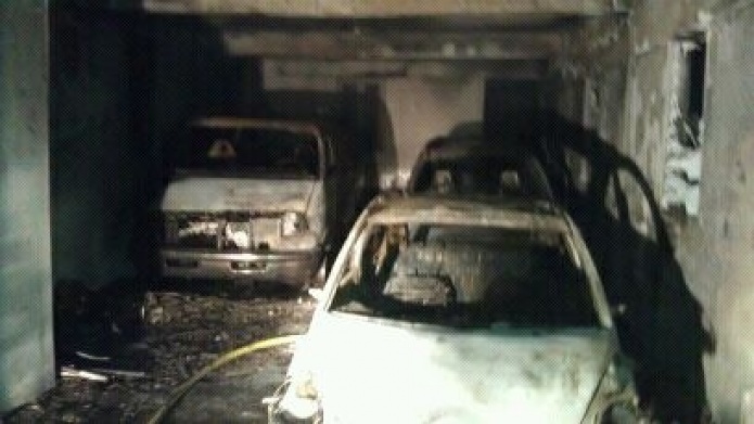 INCENDIAN TRES VEHICULOS EN MARQUESINA DE VEGA BAJA