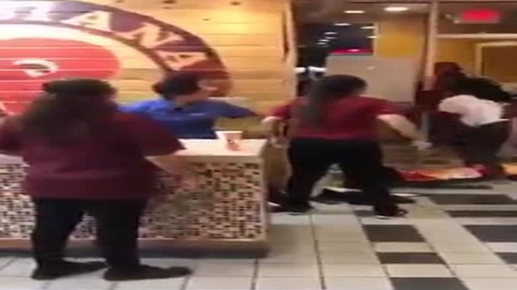  Video: Tremendo &ldquo;Royal Rumble&rdquo; entre empleados y clientes de restaurante &ldquo;Popeyes&rdquo; 