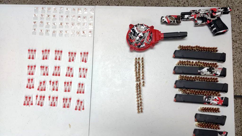  Arrestan a hombre con pistola modificada y ocupan sustancias controladas 
