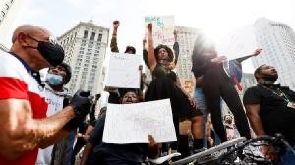  El alcalde de Nueva York justifica las protestas, pero condena la violencia 