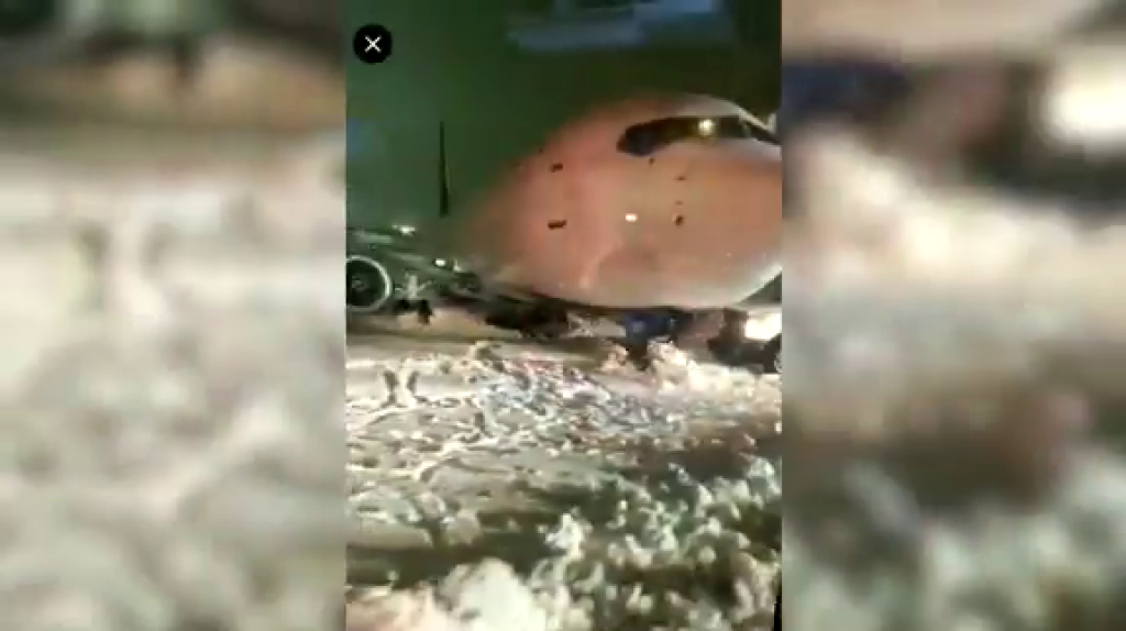  Video:Avi&oacute;n de Delta se desliza fuera de la pista despu&eacute;s de aterrizar en Cincinnati 