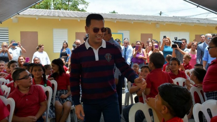 Tito "El Bambino" acompaÃ±a a secretaria de EducaciÃ³n durante visita a escuela en Las MarÃ­as