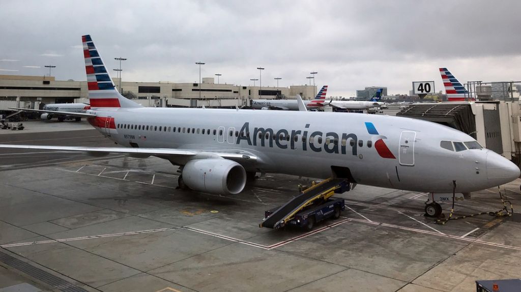  FOTO: Un hombre sube a bordo de un avi&oacute;n de American Airlines llevando una m&aacute;scara de gas y siembra el p&aacute;nico entre los pasajeros 