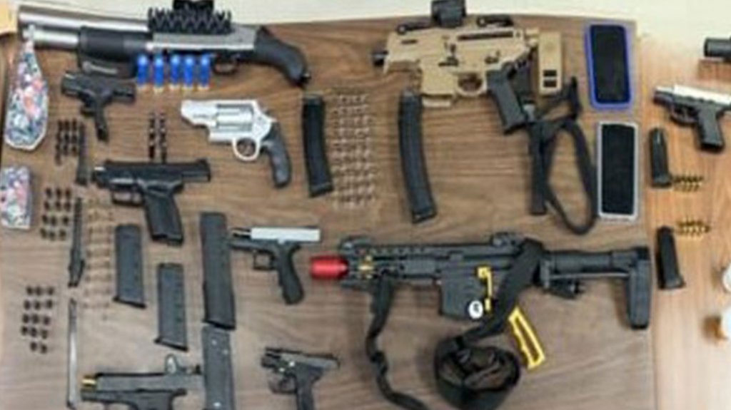  En Toa Baja arrestan a un hombre con un arsenal de armas 