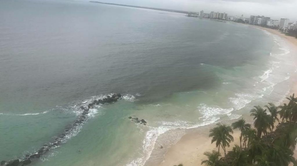 Video: Mancha negra se expande por toda la playa de Isla Verde y Condado 