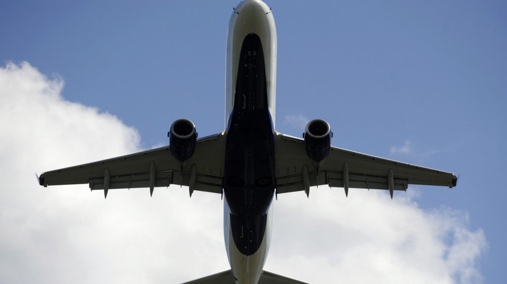  Pareja abandona avi&oacute;n a punto de despegar por el tobog&aacute;n de emergencia 