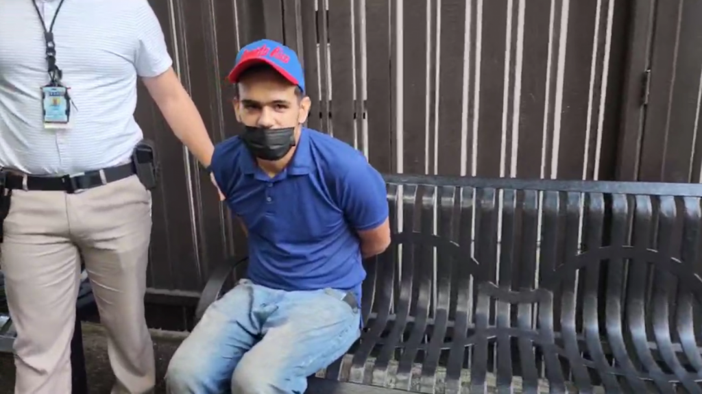  Video: Arrestan al que se pasaba robando catal&iacute;ticos en el multipisos de Plaza del Sol en Bayam&oacute;n 