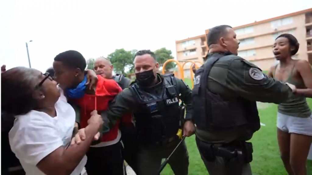  Video: Momento en que polic&iacute;a arresta 14 personas en residencial de Lo&iacute;za 