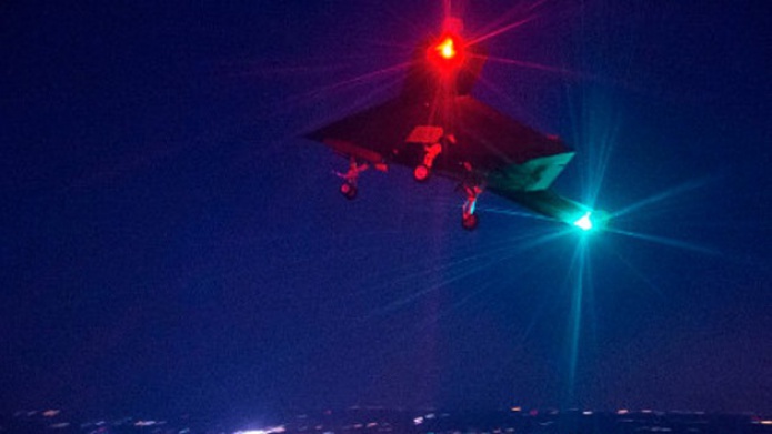 El dron X-47B de EE.UU. realiza su primer vuelo nocturno