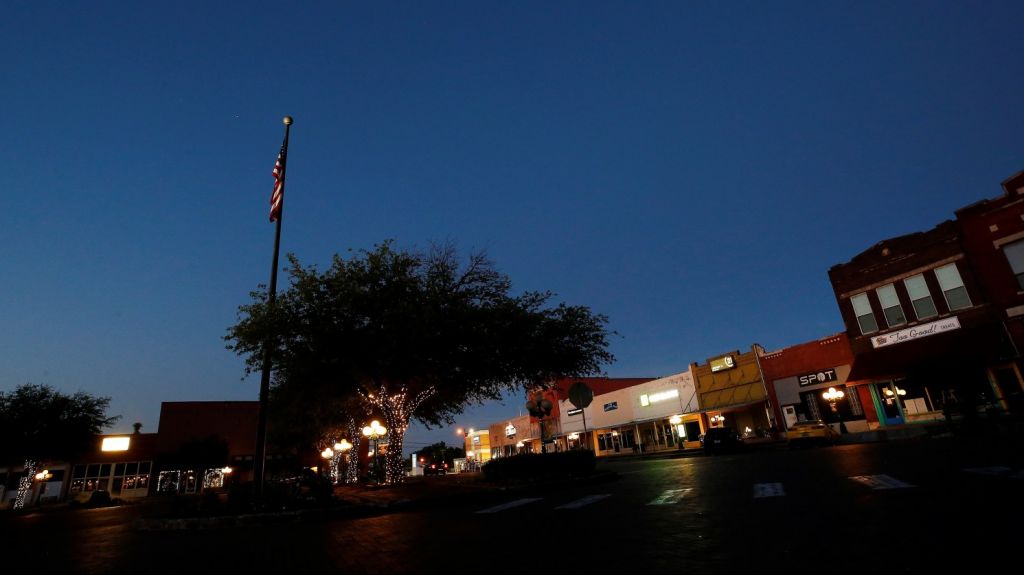  Video: Inicia una reapertura desordenada sin la intervenci&oacute;n de Trump 