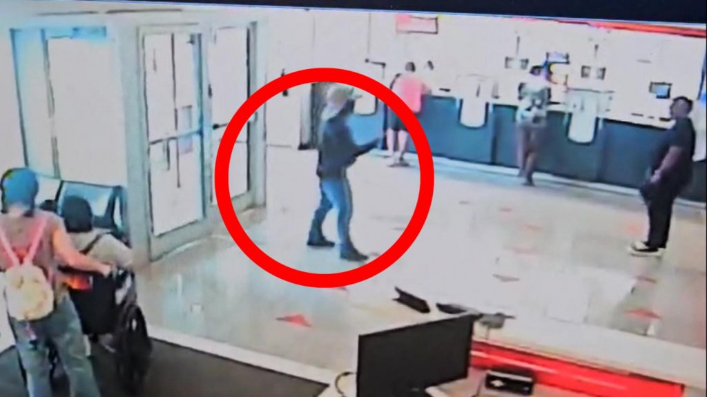  Video y fotos del momento en que “caco” entra y asalta banco en Guayama 