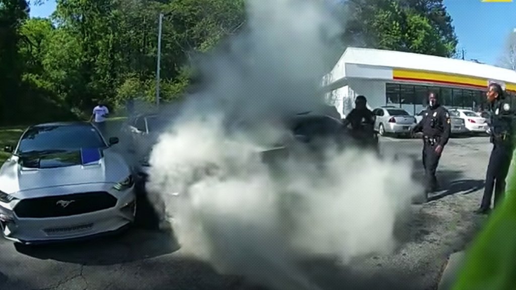  VIDEO: Cinco polic&iacute;as salvan a un hombre inconsciente en un auto en llamas en un heroico rescate grabado en primera persona 