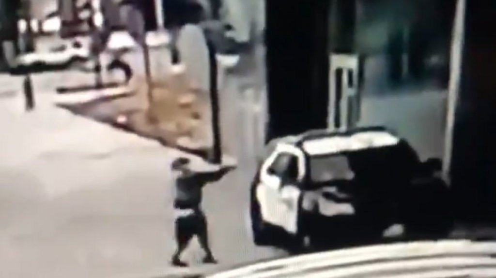  VIDEO: Momento en el que un hombre dispara a 2 ayudantes del sheriff en su patrulla sin ninguna raz&oacute;n aparente en Los &Aacute;ngeles 