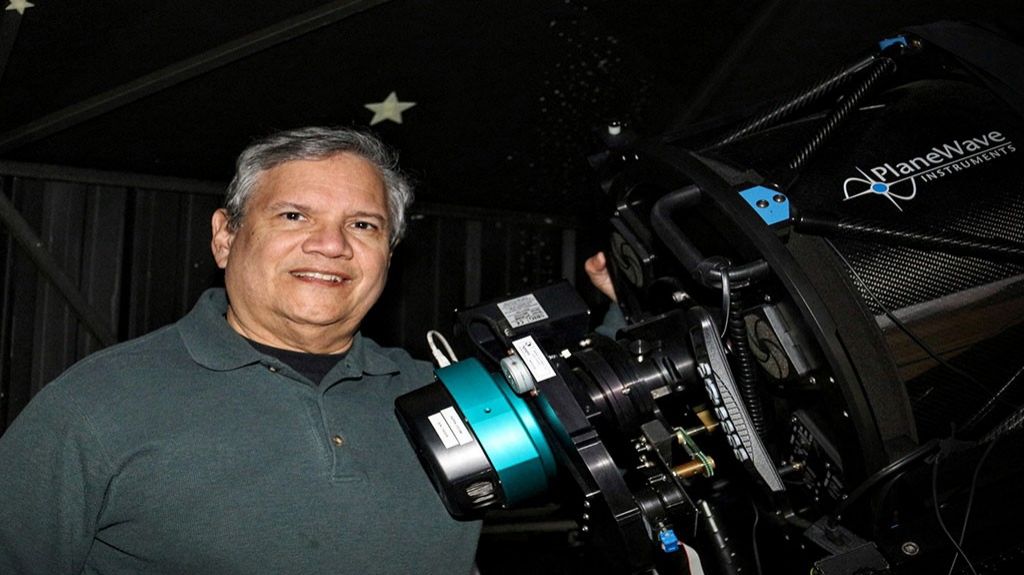  Astrónomo que descubrió supernovas en galaxias lejanas visita la isla para ofrecer conferencia magistral 