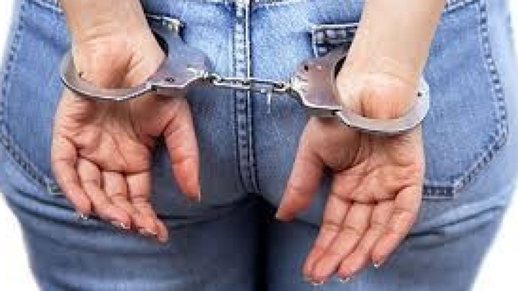  Arrestan mujer que le peg&oacute; fuego a su casa en Ponce 