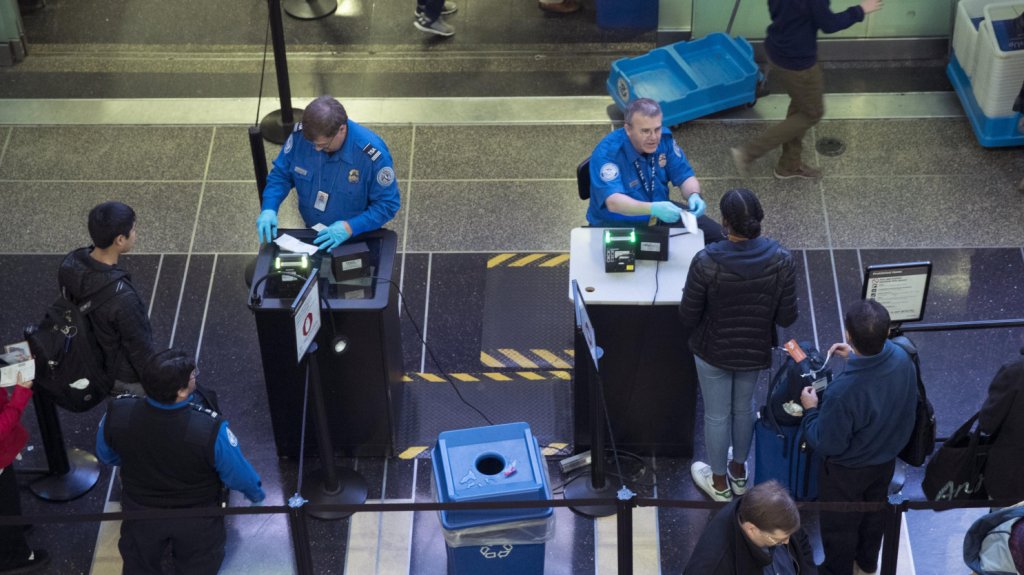  Aconsejan no viajar por Acci&oacute;n de Gracias en medio de repunte de contagios 