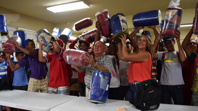 Municipio de Juncos ayuda a peloteros dominicanos que viajaban en ferry incendiado la semana pasada