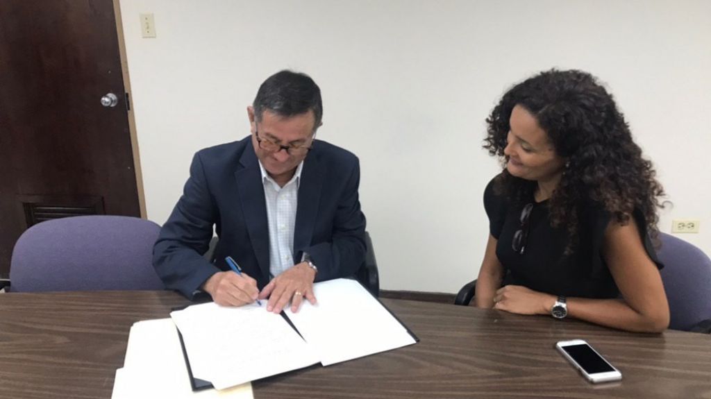  Municipio de Lares firma acuerdo para ofrecer servicios en sala especializada en casos de violencia de g&eacute;nero 