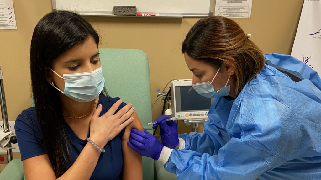  Más de 400 profesionales de la enfermería reciben segunda dosis de la vacuna 