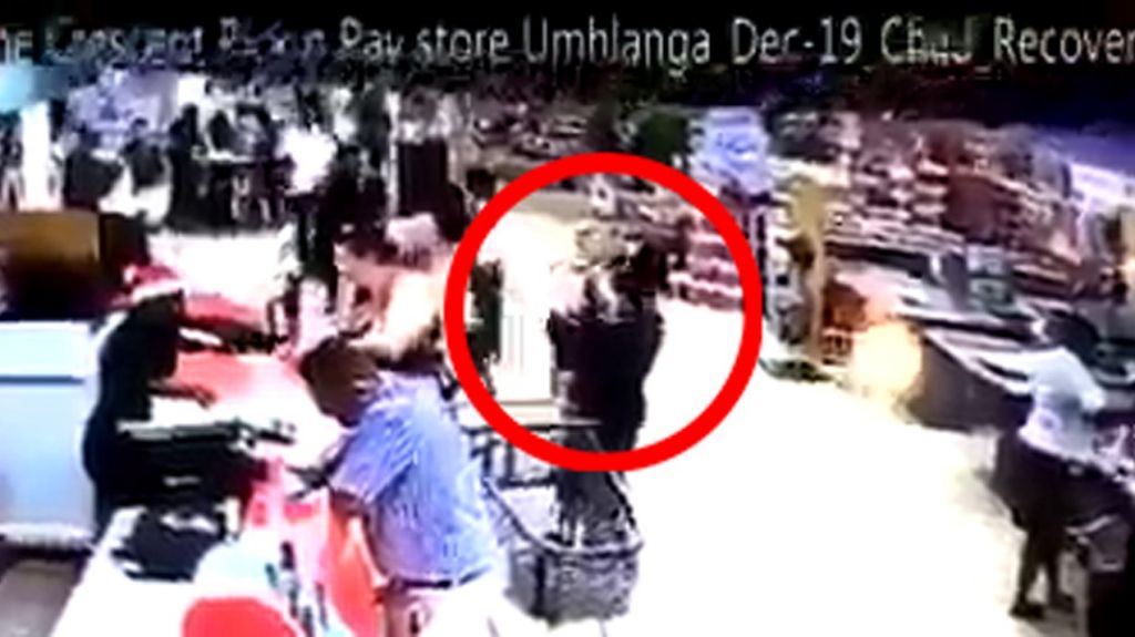  VIDEO: Un guardia de seguridad secuestra a un ni&ntilde;o de un carrito de compras en un centro comercial mientras su abuela hablaba con otra persona 