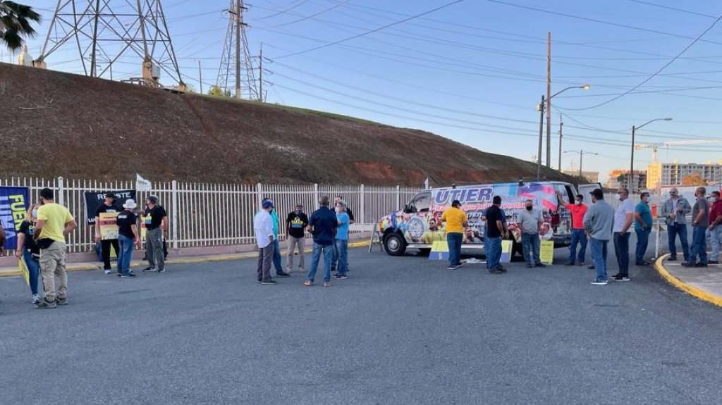  Empleados de la AEE protestan contra LUMA Energy bloqueando las entradas a la Central de Operaciones de Monacillos 