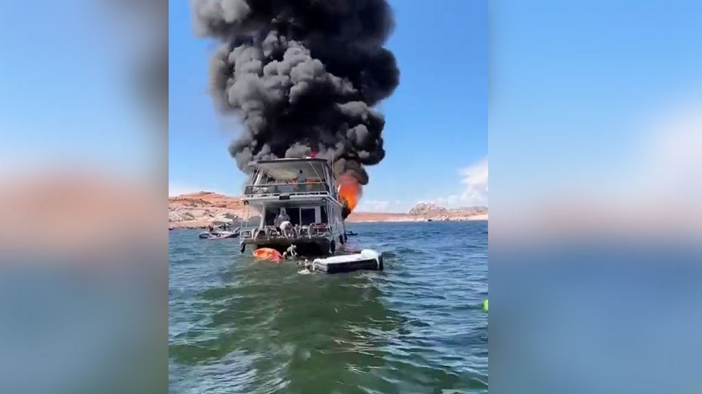  Video:Bote se incendia en medio de un lago en Arizona con 29 personas a bordo 