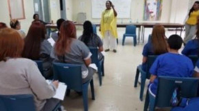 Refuerzan educaciÃ³n de confinadas mediante taller con escritora Mayra Santos Febres