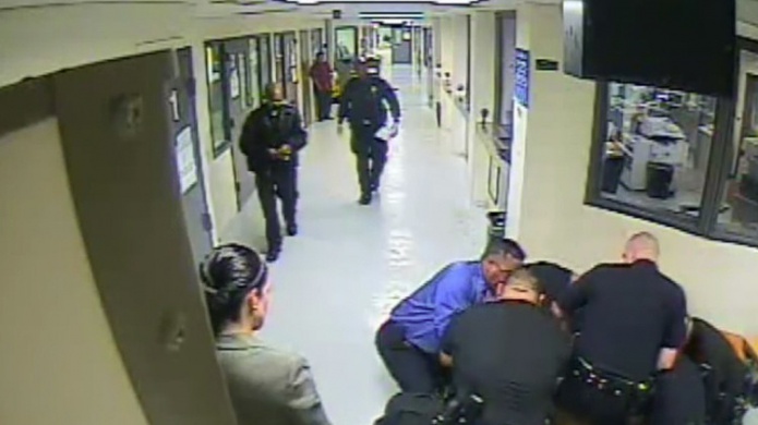 PolicÃ­as de Los Ãngeles figuran en un video felices de haber estrangulado a un detenido