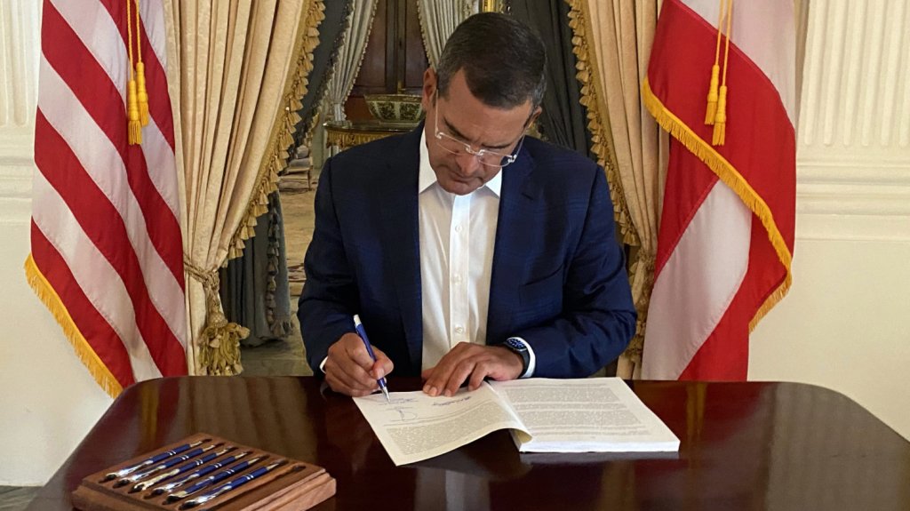  Gobernador firma presupuesto para el a&ntilde;o fiscal 2021-2022 