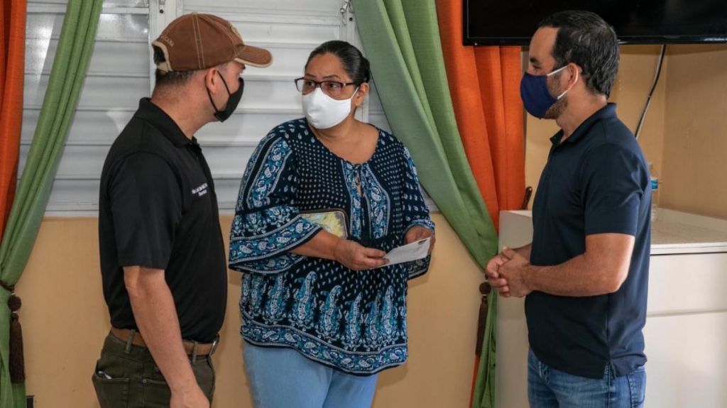  Entregan vales de construcci&oacute;n a una treintena de familias necesitadas 