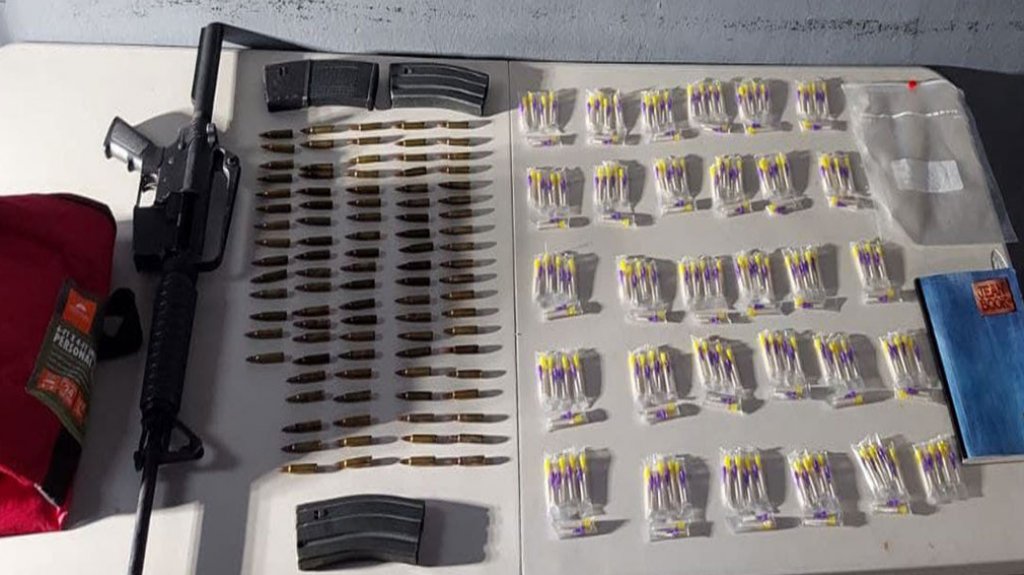  Municipales de San Juan ocupan un carro robado con un rifle, pistolas y drogas 