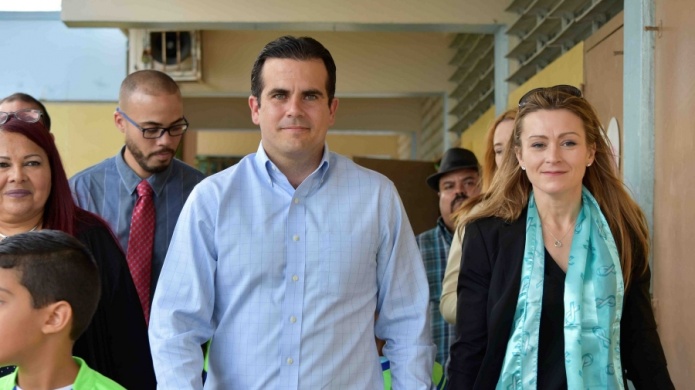 "Entre sonrisas y aplausos" la secretaria de EducaciÃ³n acompaÃ±a al Gobernador y al pelotero IvÃ¡n RodrÃ­guez en visita a escuela de Vega Baja