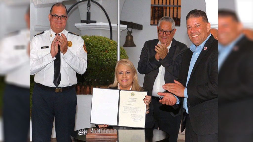  Gobernadora firma ley que eleva en 125 d&oacute;lares salario de bomberos 