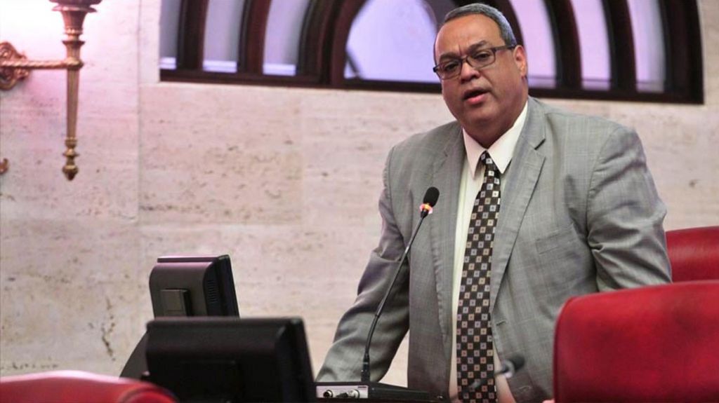  Senador &Aacute;ngel Mart&iacute;nez acusa falta de recursos para atender a personas de edad avanzada 