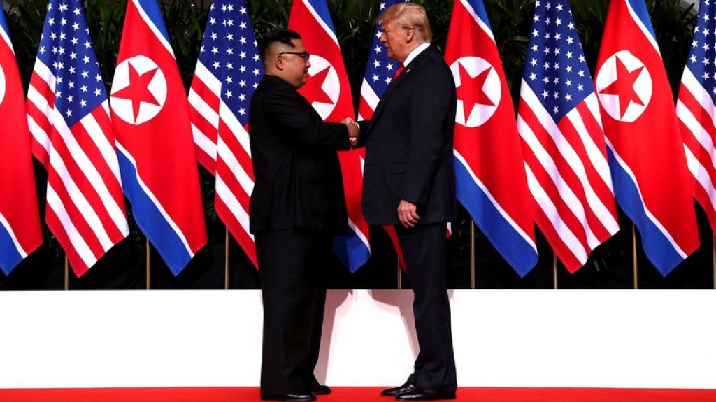  IM&Aacute;GENES HIST&Oacute;RICAS: Donald Trump y Kim Jong-un se estrechan la mano en Singapur 