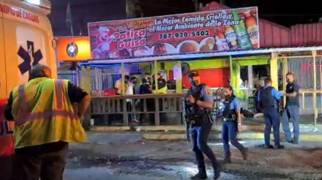  Publican video del momento en que ayudan a heridos durante tiroteo en negocio de Caguas anoche 