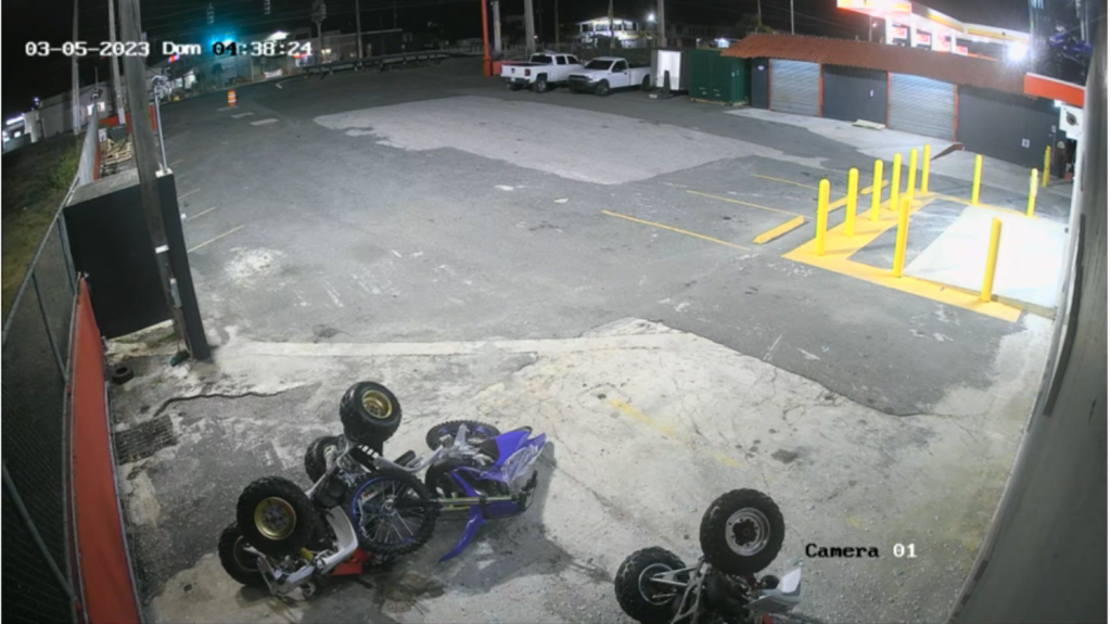  Video: Momento en que &ldquo;cacos&rdquo; roban veh&iacute;culos &ldquo;Todo Terreno&rdquo; por el techo de tienda en Aguadilla 