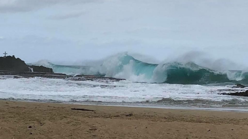  Video: Alcaldesa de Lo&iacute;za intenta desalojar residentes, ante evento de marejada hist&oacute;rica 
