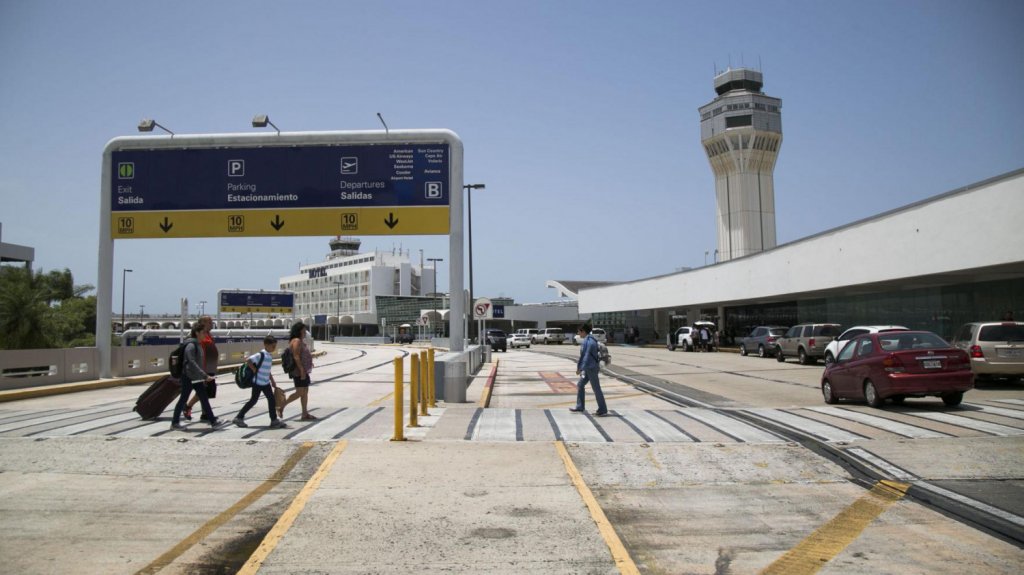  Lleno el estacionamiento del Aeropuerto Internacional Luis Muñoz Marín por alto tráfico de pasajeros por Semana Santa 