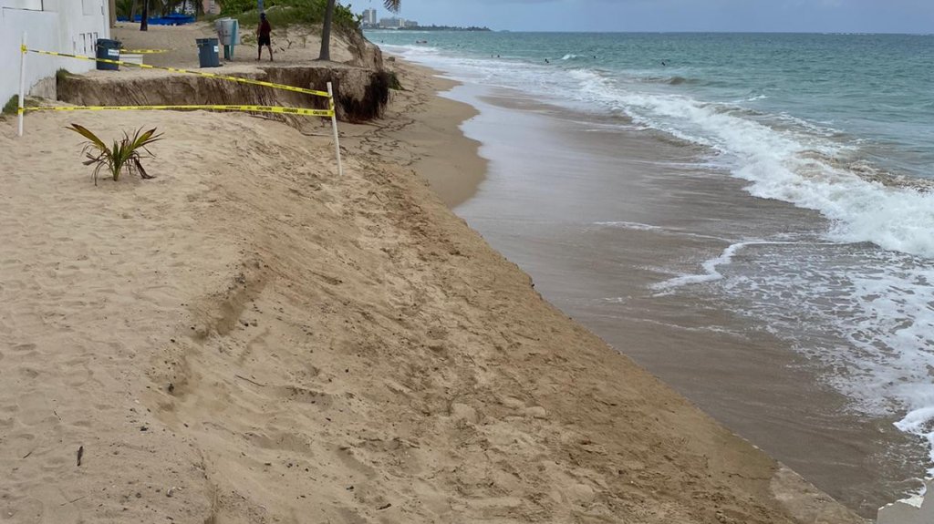  Video: Fuerte oleaje derrumba verja de residencias en Condado 