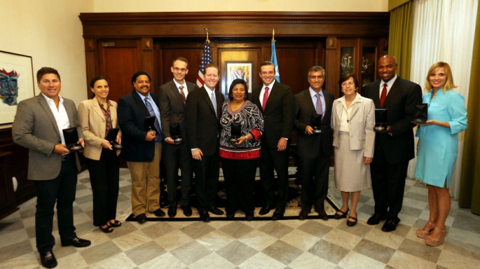 GOBERNADOR CONCEDE MEDALLA ROBERTO CLEMENTE WALKER