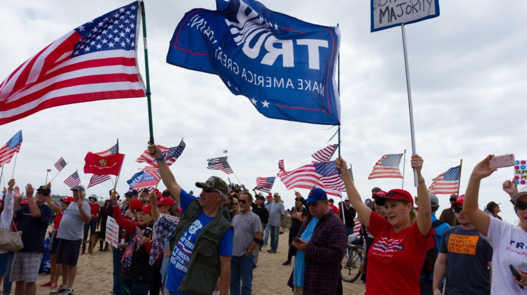  Seguidores de Trump protestan en Miami frente a local de cadena restaurante 