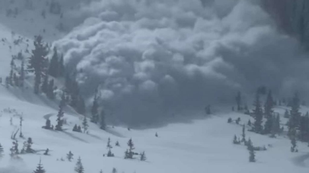  Video:Un turista graba una avalancha hasta que queda sepultado 