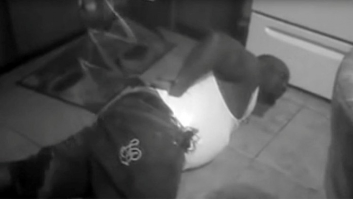 Video: Un policÃ­a de EE.UU. dispara con un arma elÃ©ctrica a un afroamericano desarmado