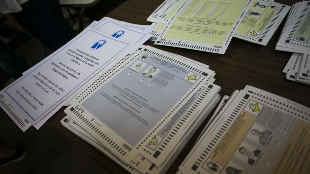  CEE entrega a Printech los archivos para imprimir las papeletas para las elecciones de noviembre 