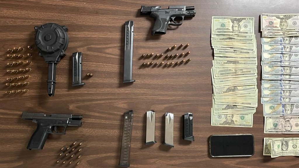  Arrestan a dos personas durante allanamiento antidrogas en Naranjito 